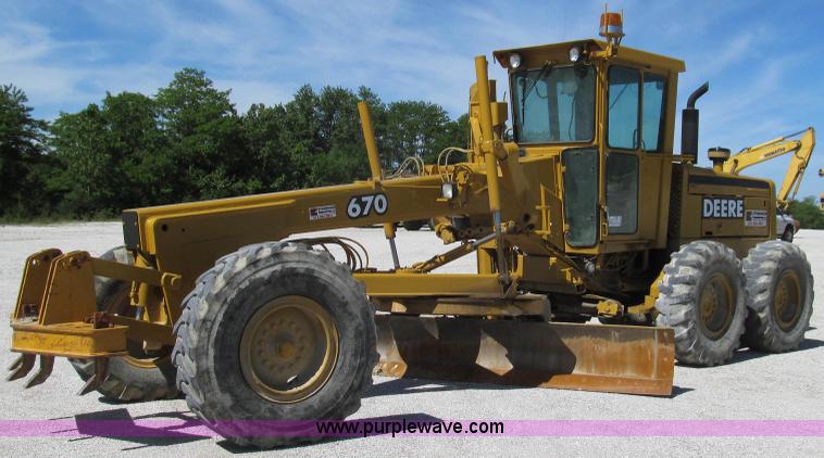 image for item E3992 1992 John Deere 670A articulated motor grader