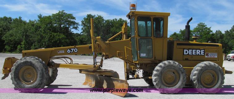 image for item E3992 1992 John Deere 670A articulated motor grader