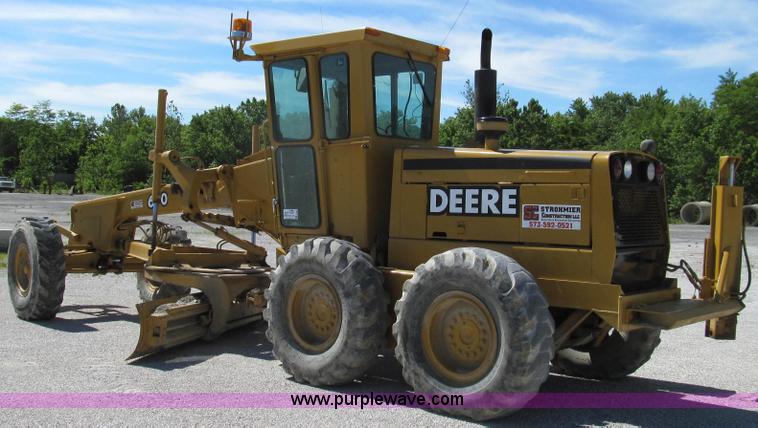 image for item E3992 1992 John Deere 670A articulated motor grader