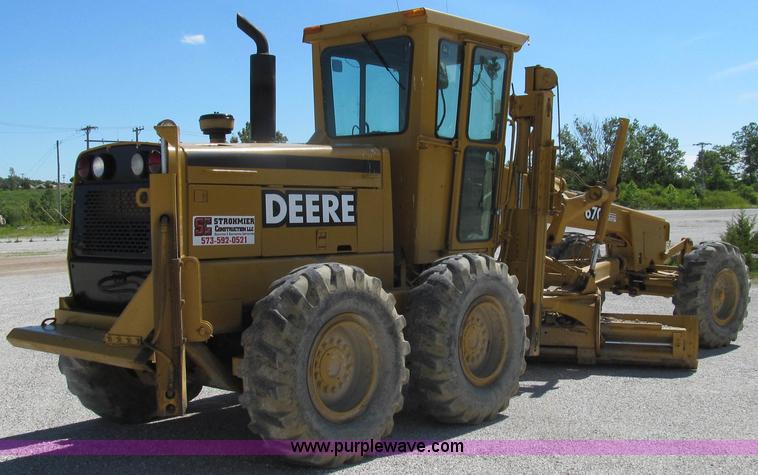 image for item E3992 1992 John Deere 670A articulated motor grader
