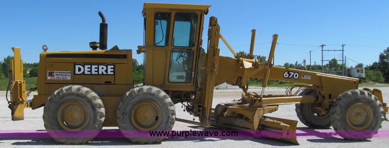 image for item E3992 1992 John Deere 670A articulated motor grader