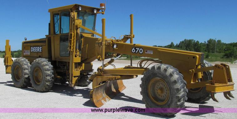 image for item E3992 1992 John Deere 670A articulated motor grader