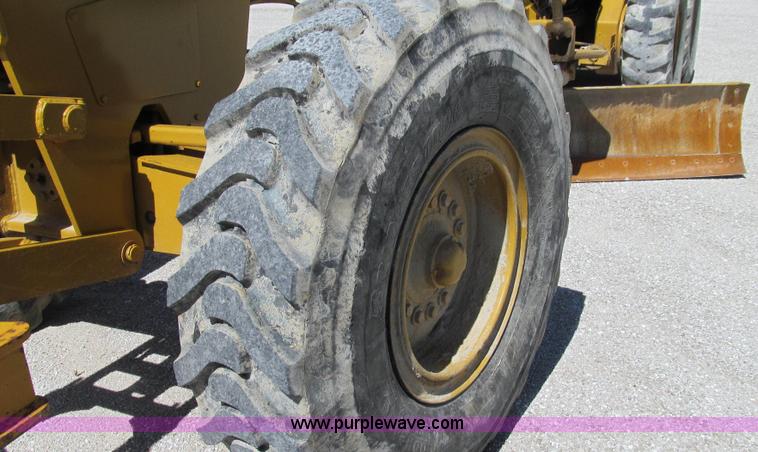 image for item E3992 1992 John Deere 670A articulated motor grader