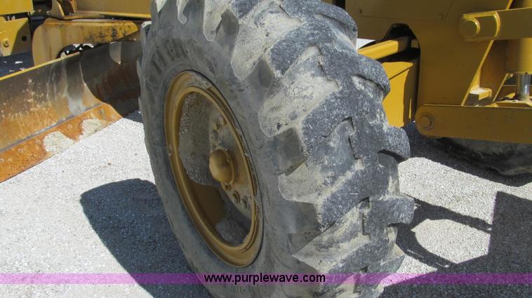 image for item E3992 1992 John Deere 670A articulated motor grader