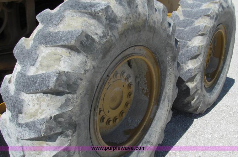 image for item E3992 1992 John Deere 670A articulated motor grader