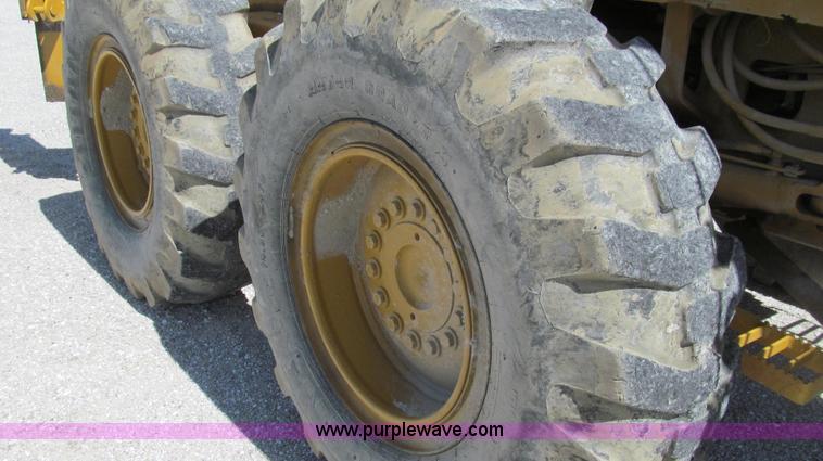 image for item E3992 1992 John Deere 670A articulated motor grader