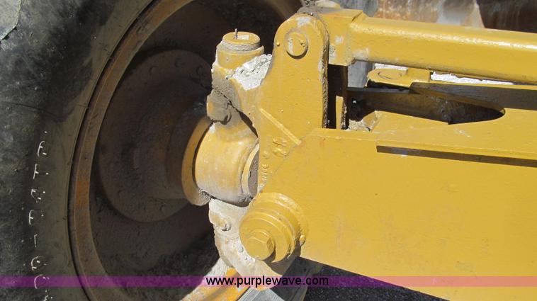 image for item E3992 1992 John Deere 670A articulated motor grader