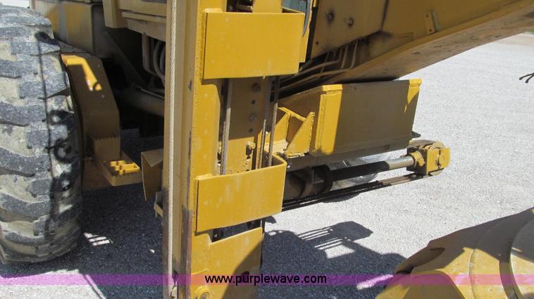 image for item E3992 1992 John Deere 670A articulated motor grader