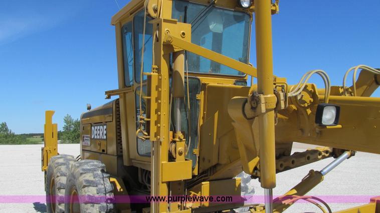 image for item E3992 1992 John Deere 670A articulated motor grader