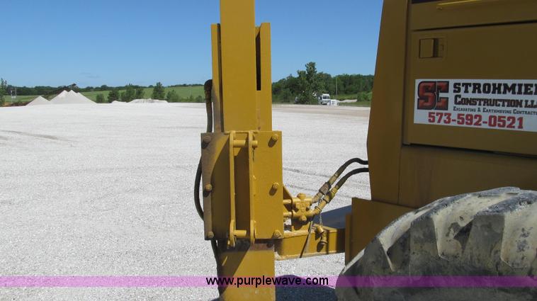 image for item E3992 1992 John Deere 670A articulated motor grader