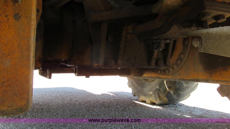 image for item E3992 1992 John Deere 670A articulated motor grader