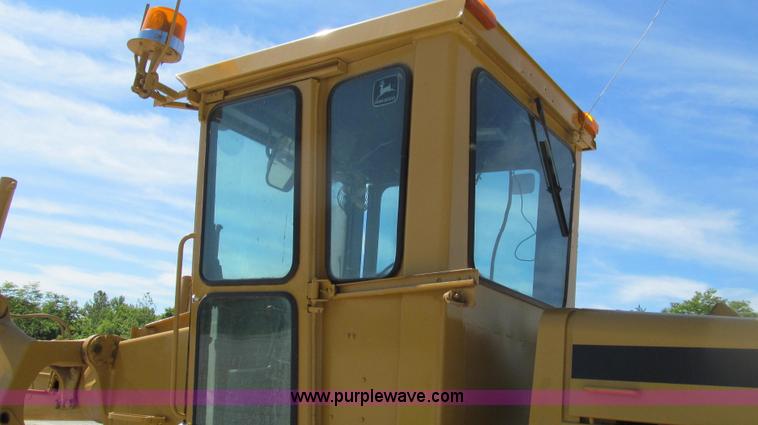 image for item E3992 1992 John Deere 670A articulated motor grader