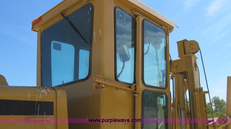 image for item E3992 1992 John Deere 670A articulated motor grader