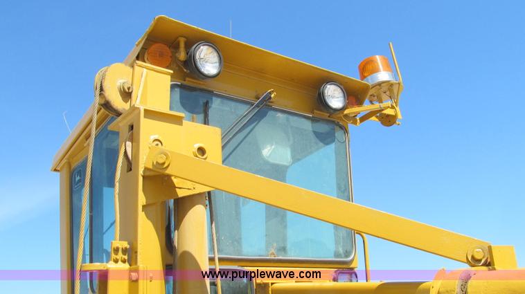image for item E3992 1992 John Deere 670A articulated motor grader
