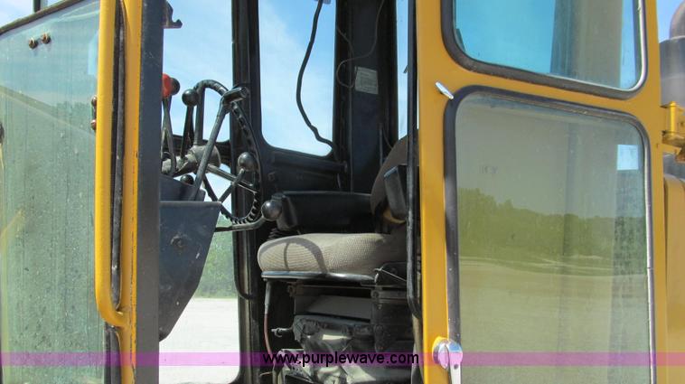 image for item E3992 1992 John Deere 670A articulated motor grader