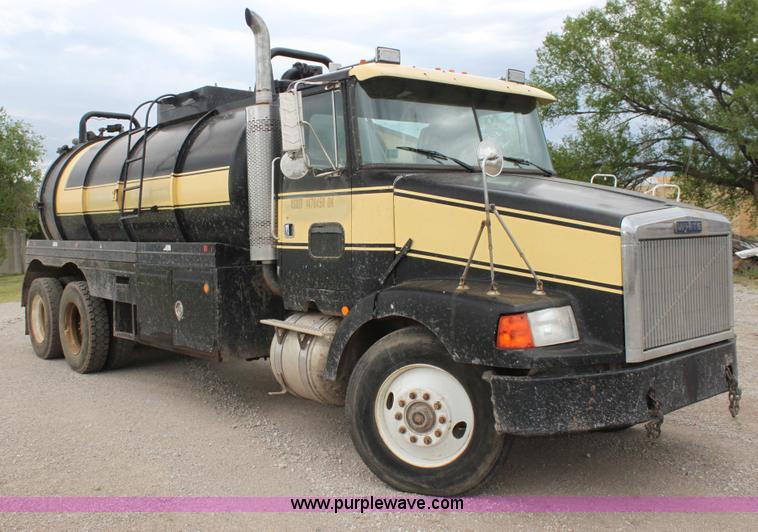 image for item E8494 1988 White WCA tank truck