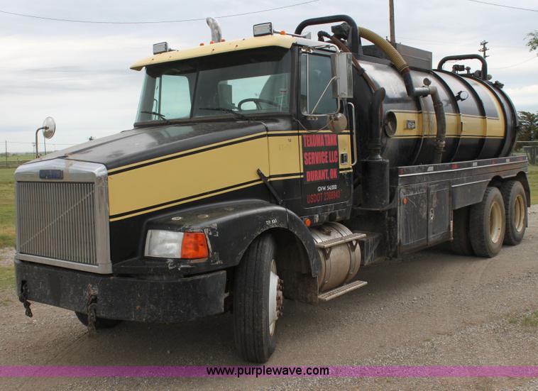 image for item E8494 1988 White WCA tank truck