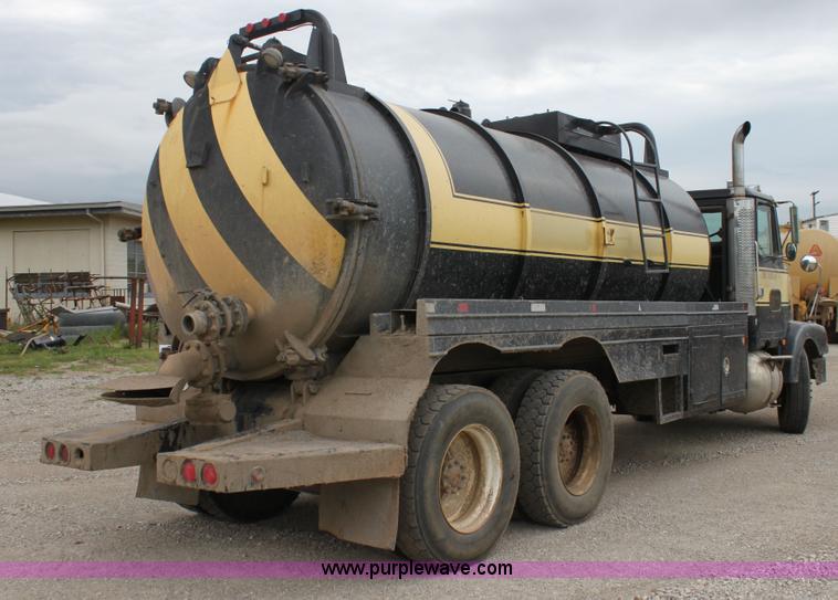 image for item E8494 1988 White WCA tank truck