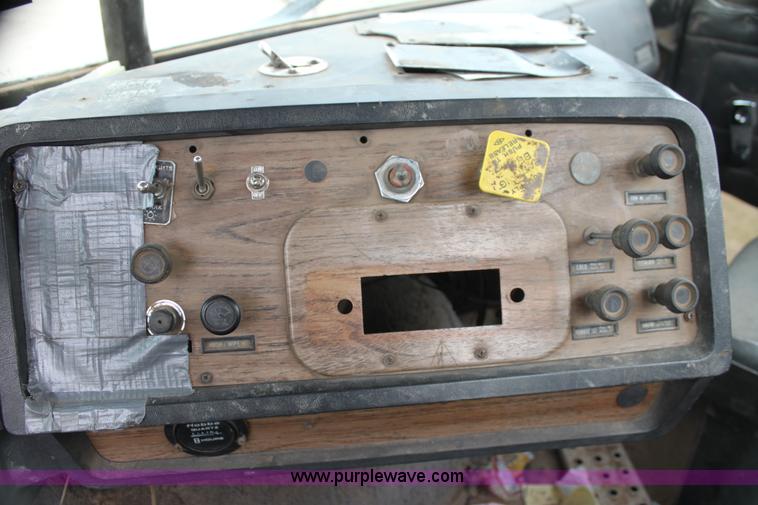 image for item E8494 1988 White WCA tank truck