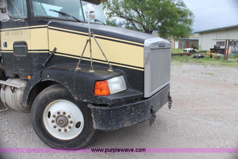 image for item E8494 1988 White WCA tank truck