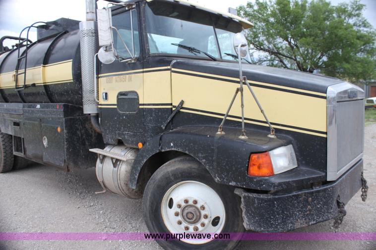 image for item E8494 1988 White WCA tank truck