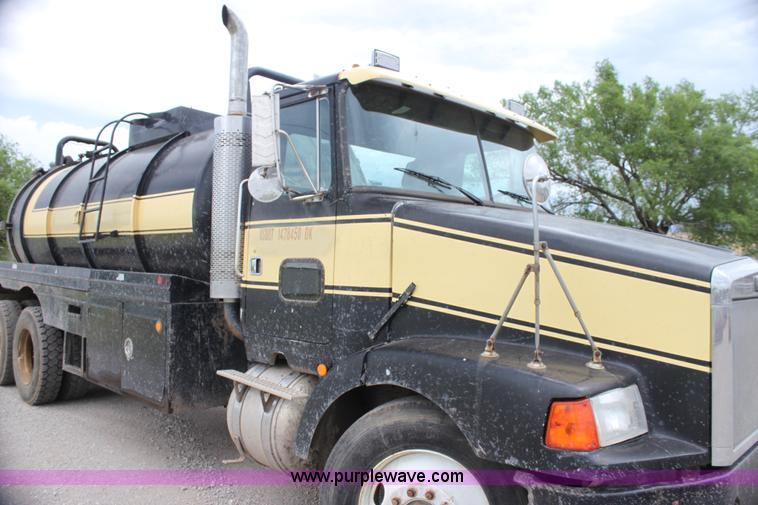 image for item E8494 1988 White WCA tank truck