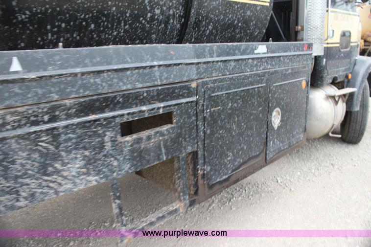 image for item E8494 1988 White WCA tank truck