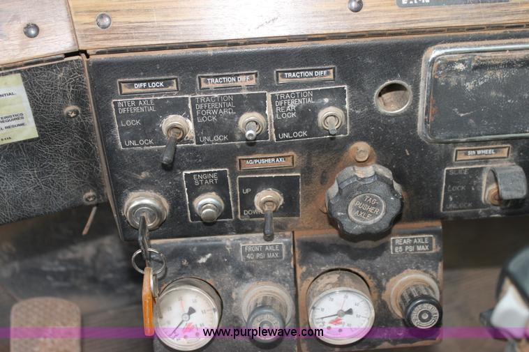 image for item E8495 1995 Western Star 490 tank truck