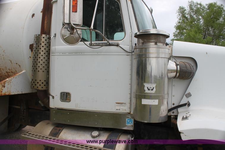 image for item E8495 1995 Western Star 490 tank truck