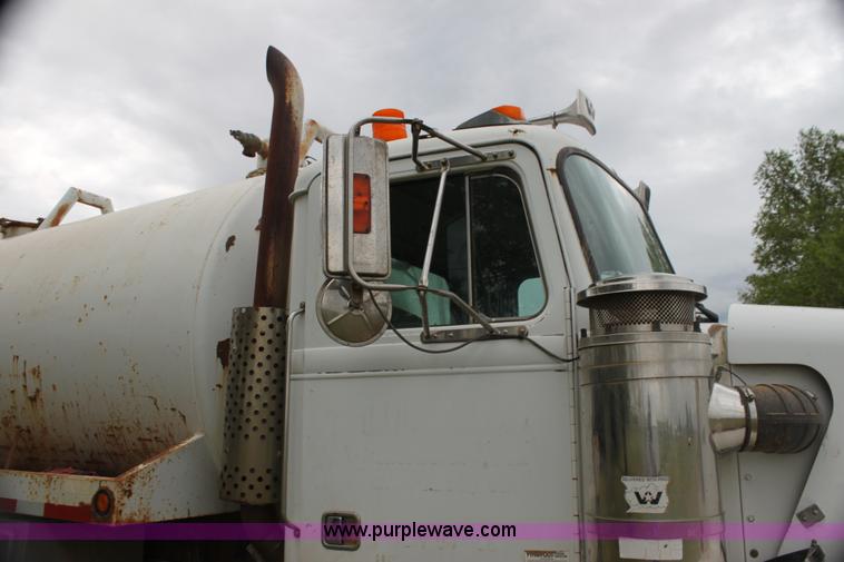 image for item E8495 1995 Western Star 490 tank truck