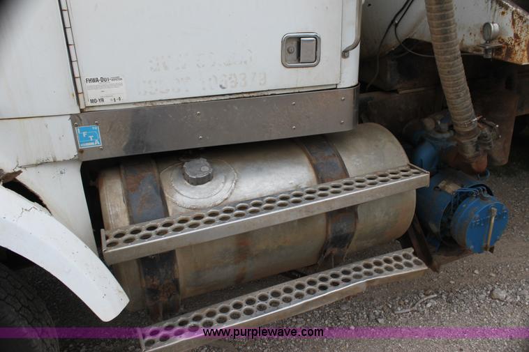 image for item E8495 1995 Western Star 490 tank truck