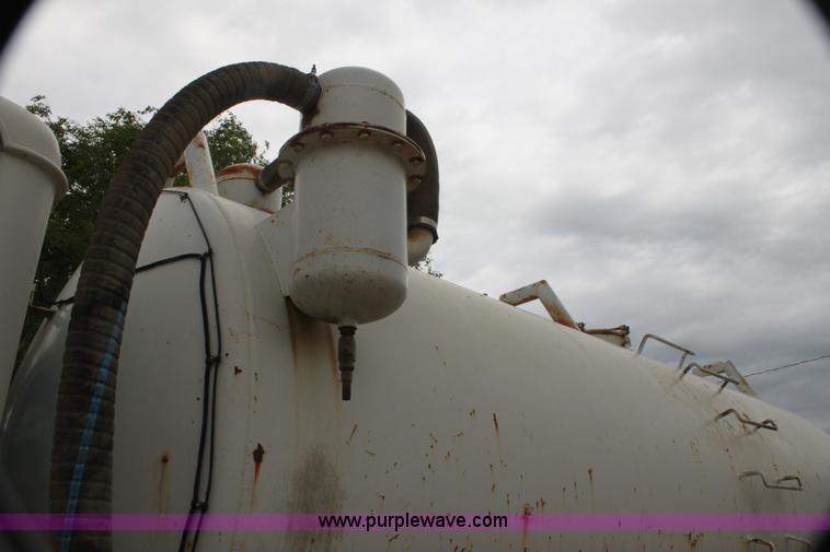 image for item E8495 1995 Western Star 490 tank truck