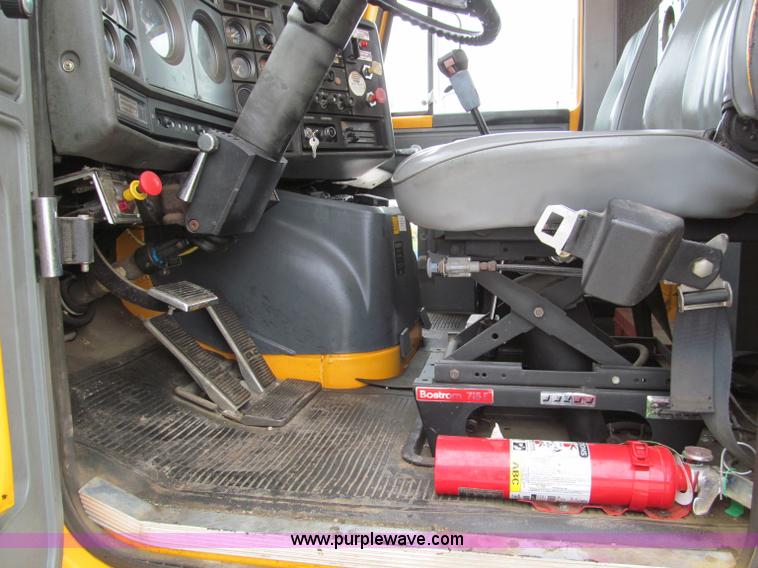 image for item F5071 1986 GMC General bridge inspection truck