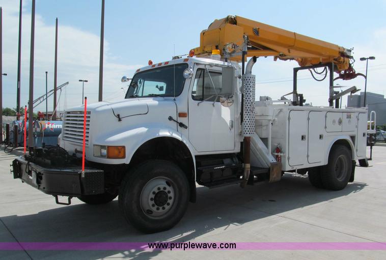 image for item F5072 1991 International 4800 digger derrick truck