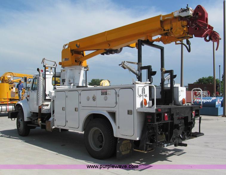 image for item F5072 1991 International 4800 digger derrick truck