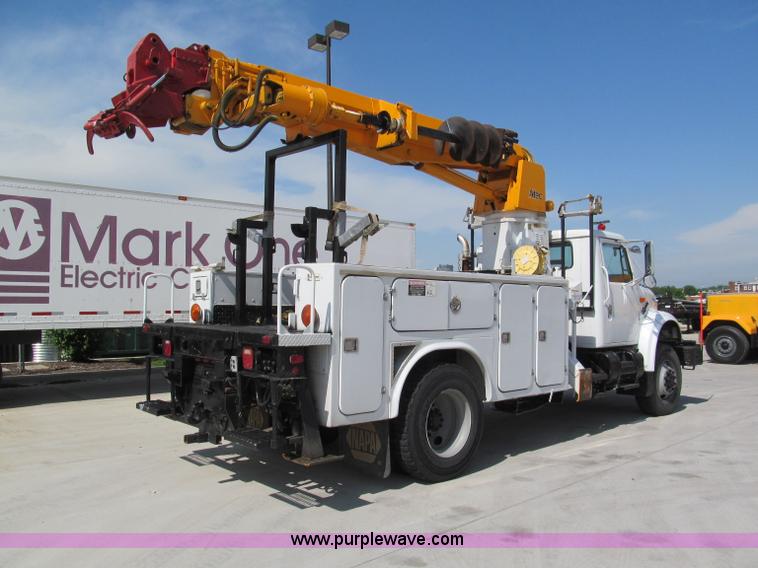 image for item F5072 1991 International 4800 digger derrick truck