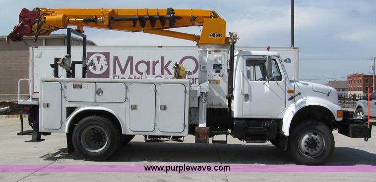 image for item F5072 1991 International 4800 digger derrick truck