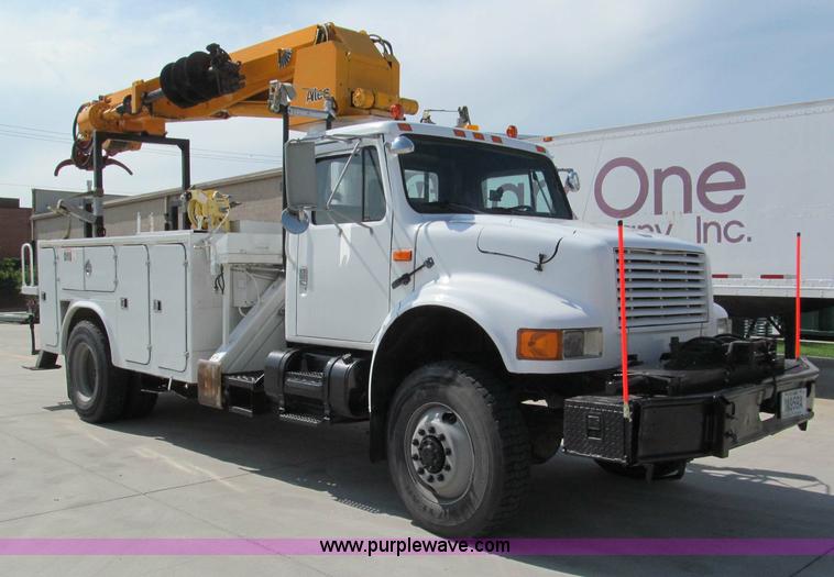 image for item F5072 1991 International 4800 digger derrick truck