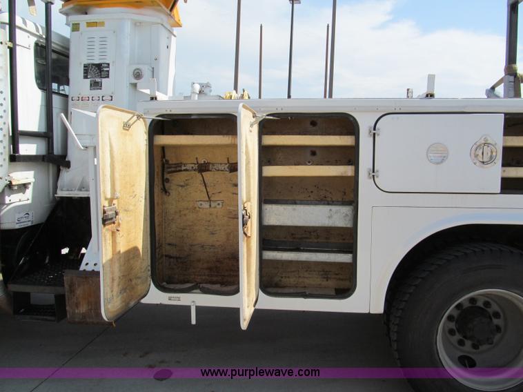 image for item F5072 1991 International 4800 digger derrick truck