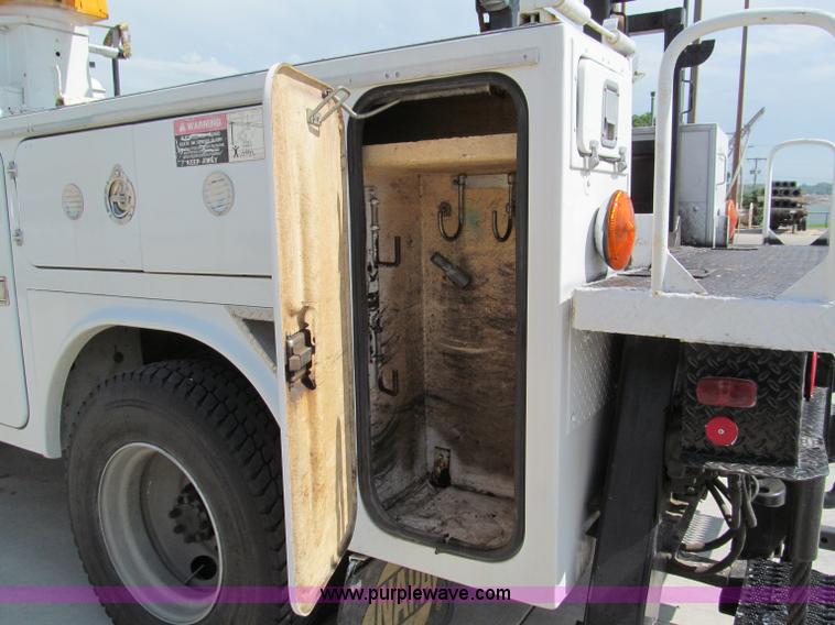 image for item F5072 1991 International 4800 digger derrick truck