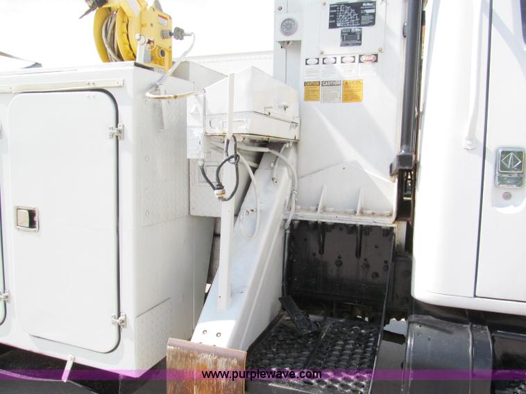 image for item F5072 1991 International 4800 digger derrick truck