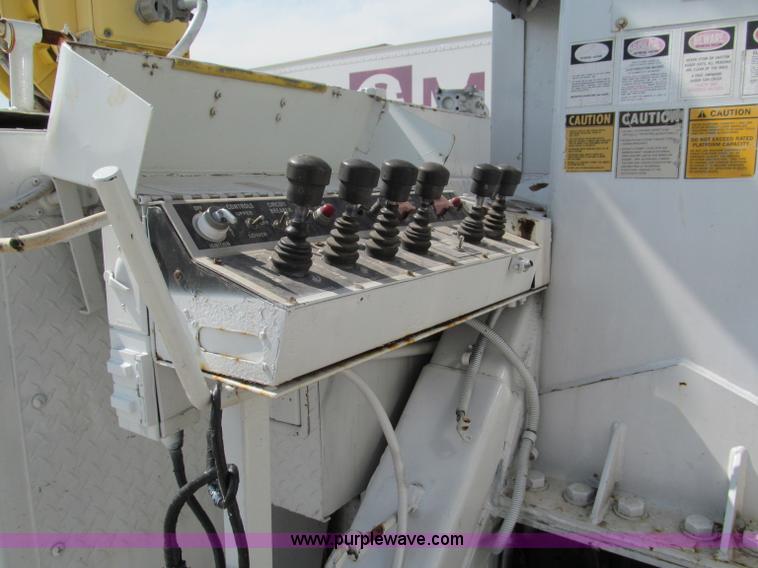 image for item F5072 1991 International 4800 digger derrick truck