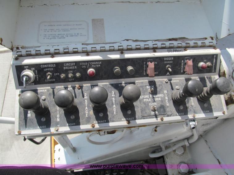 image for item F5072 1991 International 4800 digger derrick truck