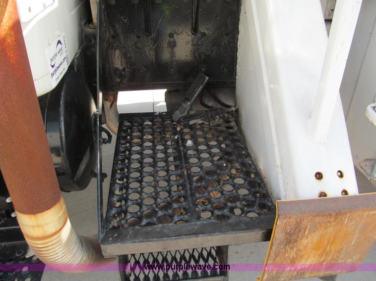 image for item F5072 1991 International 4800 digger derrick truck