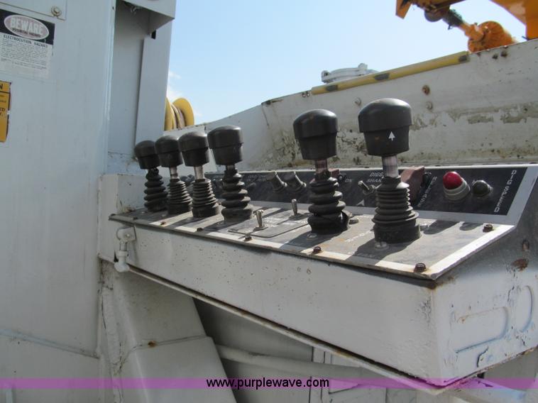 image for item F5072 1991 International 4800 digger derrick truck