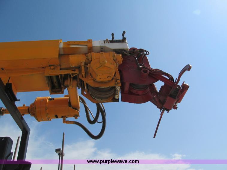 image for item F5072 1991 International 4800 digger derrick truck