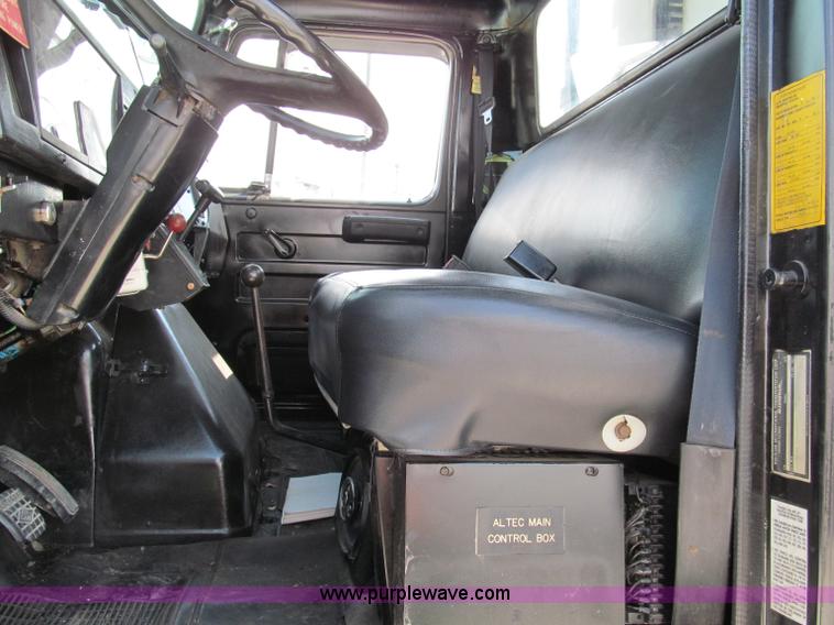 image for item F5072 1991 International 4800 digger derrick truck