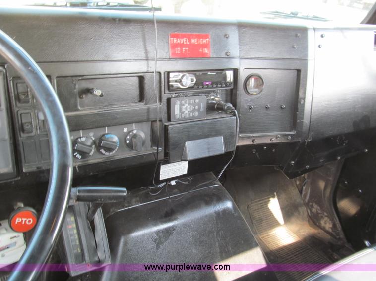 image for item F5072 1991 International 4800 digger derrick truck