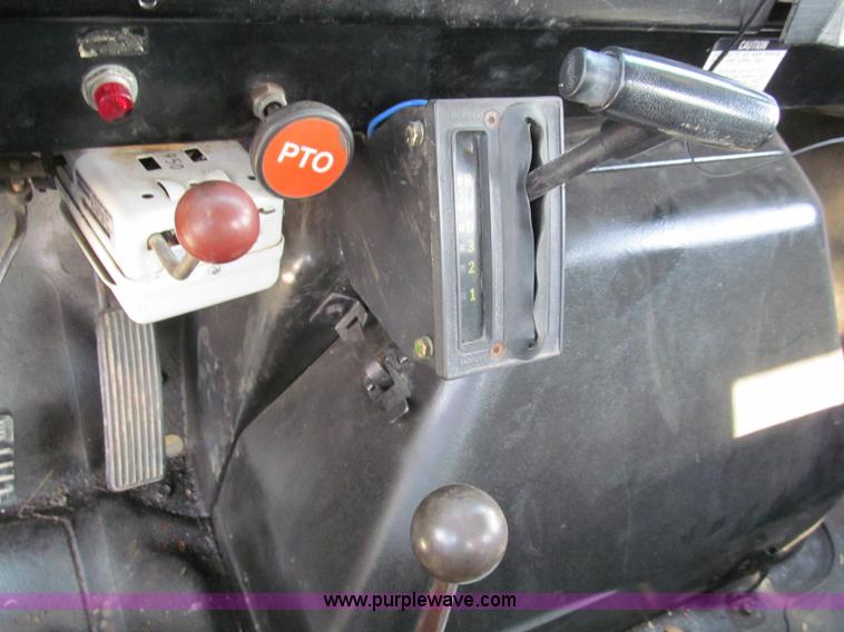 image for item F5072 1991 International 4800 digger derrick truck