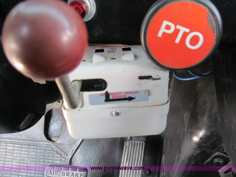 image for item F5072 1991 International 4800 digger derrick truck